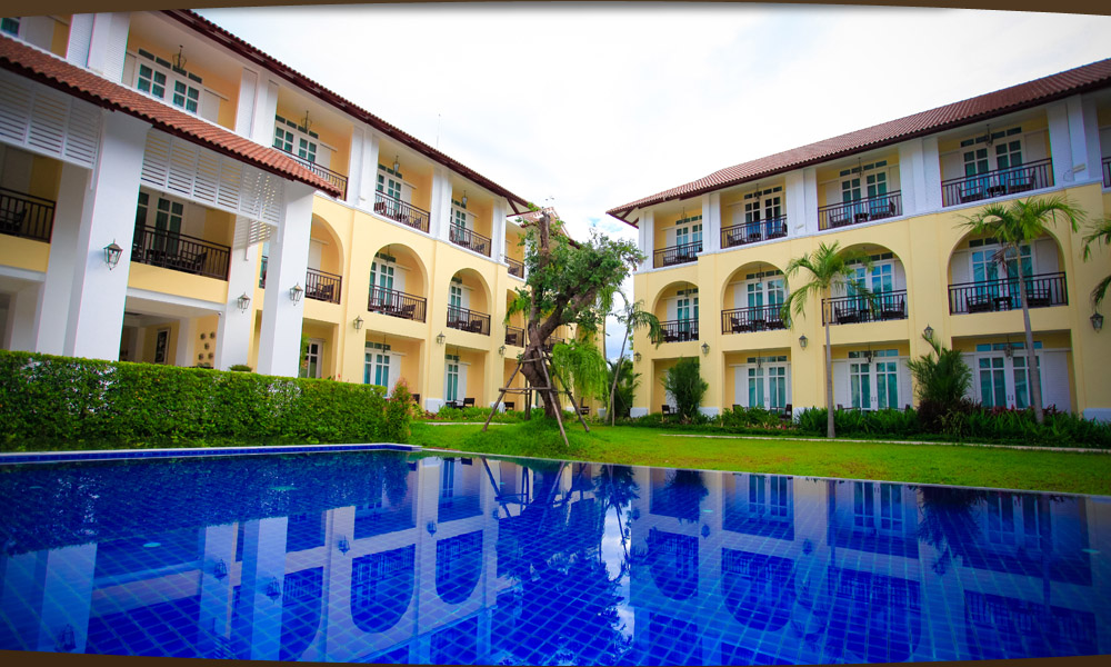 The pool between the two colonial wings of the hotel